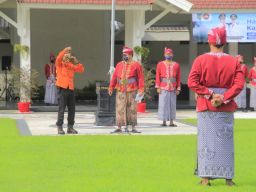 Tunjukkan Cara Pakai Udeng Jayabhaya, Mas Dhito Beri Reward Dua Pegawai Pemkab