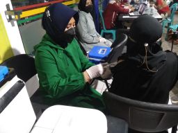 Salat Tarawih dan Vaksin di Masjid Polres Jombang, Pulang Bawa Sembako