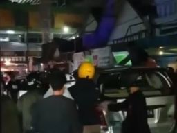 Viral Video Kejar-kejaran Antara Minibus dengan Mobil Polisi di Kota Malang