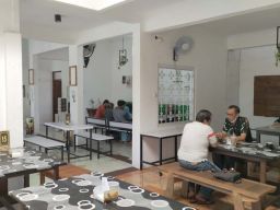 Warung Makan di Kota Probolinggo ini Gratiskan Buka Puasa Penghafal Al Quran