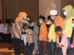 Khofifah Bersama Baznas Beri Santunan Pada 1000 Anak Yatim se Malang Raya