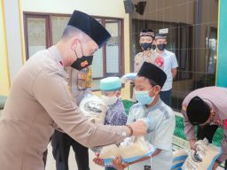 Polres Situbondo Salurkan 2,5 Ton Zakat Fitrah dari Anggotanya