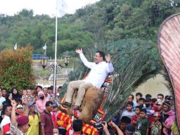 Berkunjung ke Magetan, Rombongan Anwar Sadad Disambut Reog dan Angklung