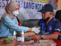 Demi Nonton Arema FC Vs PSIS, Ratusan Aremania Berbondong Vaksinasi Booster