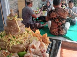 Coba-coba Bikin Bakso Tumpeng Ulang Tahun, Mbak Iin Jombang Kebanjiran Cuan
