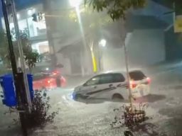 Hujan Deras 2 Jam, Sejumlah Jalan Protokol di Kota Bojonegoro Tergenang Banjir