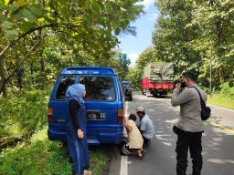 Panik! Ban Bocor di Hutan Baluran Situbondo, Untung Polisi Datang