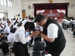 Saat Mas Dhito Mencium Tangan Ruswati, Guru Honorer yang Mengabdi 36 Tahun