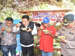 PMK Mewabah, Bupati Lamongan Tegaskan Daging Sapi di Pasaran Aman Dikonsumsi