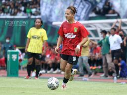 Foto: Wow Keren! Ini Aksi Bupati Trenggalek saat Main Bola di GBT Surabaya