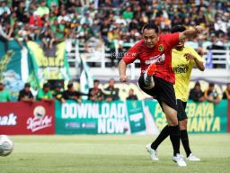 Foto: Detik-detik Wali Kota Surabaya Eri Cahyadi Membobol Gawang Tim Bonek