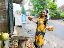 Mampir Yuk! Di Warung Es Degan Milik Mbak Via