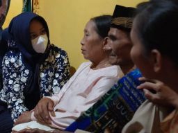 Ning Ita Beri Bantuan untuk Perbaikan Dua Rumah Warganya yang Terbakar