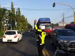 Potret Kepadatan Kendaraan Imbas Truk Rusak Tutup Jalan Provinsi di Lamongan