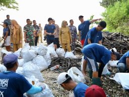 Kolaborasi Banyuwangi, Sungai Watch dan WSL Bersihkan Sungai di Alas Purwo
