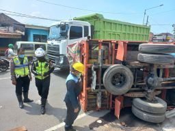 Seruduk Tiga Toko, Truk Muatan Bubuk Cabai Terguling di Raya Jati Sidoarjo