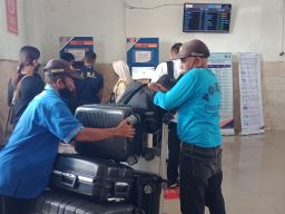 Senyum Semringah Porter di Stasiun Kediri: Alhamdulillah