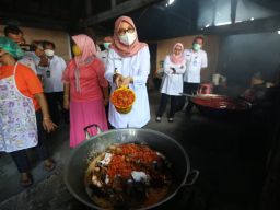 Sambang Dapur Ayam Rantinem Langganan Bupati Ipuk,  Sehari Masak 100 Ekor