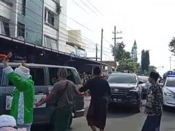 Jenazah Pengasuh Ponpes Syaichona Cholil Disambut Isak Tangis Ribuan Santri