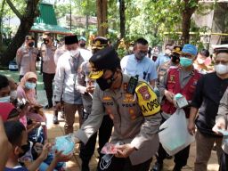 Tinjau KBS, Kapolda Jatim Ajak Pengunjung Manfaatkan Layanan Vaksinasi