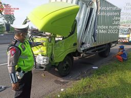 Truk Boks Ringsek Tabrak Pembatas Tiang di Tol Sidoarjo-Waru