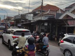 Ada Tradisi Per-peran di Sampang, Kawasan Wisata Camplong Sempat Macet