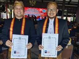 KH Ach Fauzan Asal Sampang Dapat Gelar Kebangsawanan dari Keraton Surakarta