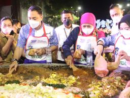 Khofifah dan Wali Kota Surabaya Kompak Nguleg Rujak di Cobek Raksasa