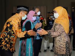 Kukuhkan PPIH, Khofifah: Semoga Allah Bukakan Pintu Keberkahan