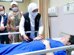 Jenguk Korban Kecelakaan Bus di Tol Mojokerto, Ini Harapan Gubernur Khofifah