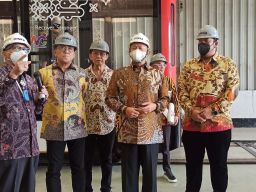 Ketua MPR RI Coba Kecanggihan Tram Baterai Buatan PT INKA