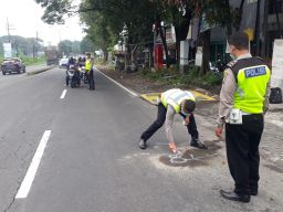 Terpeleset saat Menyalip, Pemotor Tewas Tertabrak Truk di Sukorejo Pasuruan