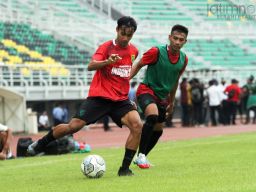 Aji Santoso Minta Anak Asuhnya Suguhkan Pertandingan Menghibur saat Lawan Persis