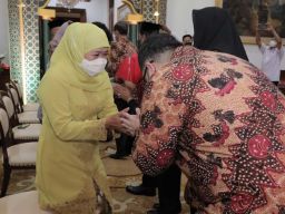 Mas Dhito dan Mbak Cicha Halalbihalal ke Khofifah Bersama Kepala Daerah se Jatim