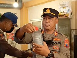 Operasi Pekat, Polisi Sita Ratusan Botol Miras dari Warkop di Gresik