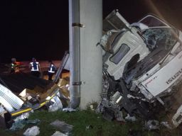 Truk Box Oleng Tabrak Tiang JPO di Tol Ngawi, 2 Warga Surabaya Meninggal Dunia