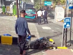 Brak! Mobil BPJS Kesehatan Tabrak Motor hingga Fasiltas di Stasiun Madiun