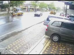 Viral Mobil Patroli Polres Tulungagung Tabrak Motor, Pengendara Hingga Terpental