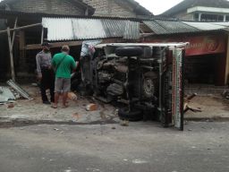 Hindari Tabrakan, Mobil Pikap di Magetan Terjang 3 Motor dan Warung