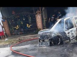 Hendak ke Kediri, Mobil Pemudik Asal Surabaya Terbakar di Exit Tol Tembelang
