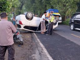 Hindari Motor Terjatuh, Mobil Datsun Terbalik di Tulungagung