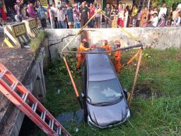 Tabrak Pembatas Proyek Box Culvert di Surabaya, Mobilio Terperosok ke Selokan