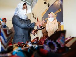 Pemkot Mojokerto Latih Puluhan Warga Terdampak PHK Buat Klompen