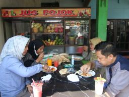 Makan di Warung, Cara Wali Kota Mojokerto Ning Ita Angkat Usaha Kecil