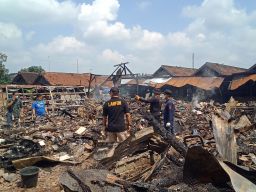 Tim Labfor Bawa Kipas Angin dari  Titik Awal Kebakaran Pasar Purwokerto Kediri