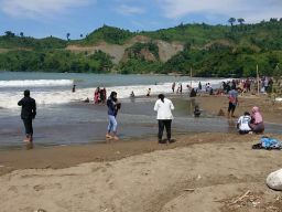 Libur Lebaran, Pantai Gemah di Tulungagung Mulai Ramai Dikunjungi Wisatawan