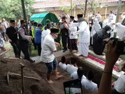 Kalimat Tauhid Terus Berkumandang Iringi Pemakaman Jenazah Nyai Lily Wahid