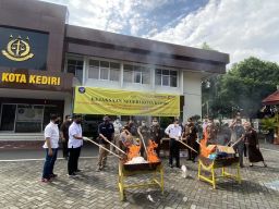 Kejari Kota Kediri Musnahkan 50 Ribu Butir Pil Koplo hingga 173 Gram Sabu