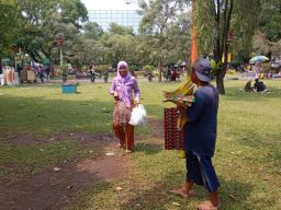 Jualan Alas Duduk di Alun-alun Kota Malang, Nur Cilok Raup Cuan Sampai Jutaan