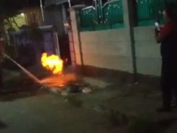 Pipa Gas Bawah Tanah di Mojokerto Bocor dan Keluarkan Api